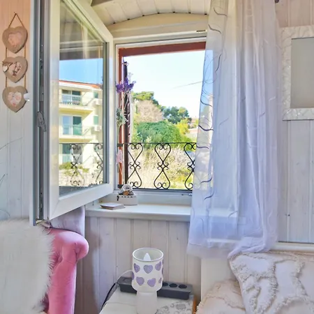 Artemia Apartment