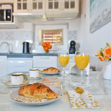 Artemia Apartment *